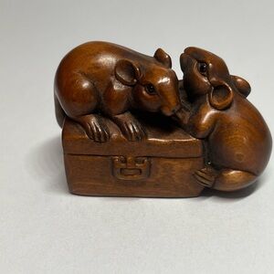 Netsuke carved boxwood of two mice or rats on trunk
